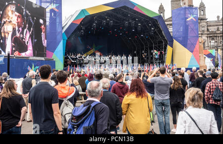 George Square, Glasgow, Schottland. 03. August 2018. Die Menschen in den George Square im Zentrum von Glasgow Ansehen und Anhören von einer Leistung durch das National Youth Pipe Band von Schottland als Teil des Festivals 2018. Das Festival läuft parallel mit der Europäischen Meisterschaften; Glasgow 2018. George Square ist ein frei Ort mit mehreren Leben und virtuellen Attraktionen täglich. Credit: Elizabeth Leyden/Alamy leben Nachrichten Stockfoto