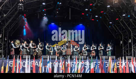 George Square, Glasgow, Schottland. 03. August 2018. Mitglieder des National Youth Pipe Band aus Schottland auf der Bühne während des Festivals 2018. Das Festival läuft parallel mit der Europäischen Meisterschaften; Glasgow 2018. Flaggen der teilnehmenden Nationen in die Spiele sind an der Vorderseite der Bühne. George Square ist ein frei Ort mit mehreren Leben und virtuellen Attraktionen täglich. Credit: Elizabeth Leyden/Alamy leben Nachrichten Stockfoto