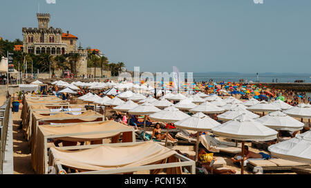 Cascais, Portugal - August 3., 2018: Das Met Office sagte, dass der aktuelle 48C Datensatz auf dem Kontinent möglicherweise in Portugal und Spanien konnte gebrochen wie Blasenbildung heißer Luft" fegt aus Afrika. Sonnenanbeter in Cascais, Portugal Abkühlen am Strand Stockfoto