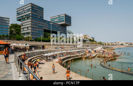 Cascais, Portugal - August 3., 2018: Das Met Office sagte, dass der aktuelle 48C Datensatz auf dem Kontinent möglicherweise in Portugal und Spanien konnte gebrochen wie Blasenbildung heißer Luft" fegt aus Afrika. Sonnenanbeter in Cascais, Portugal Abkühlen am Strand Stockfoto