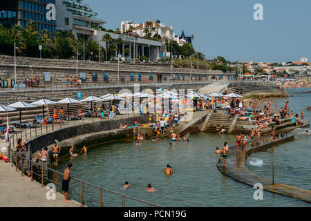 Cascais, Portugal - August 3., 2018: Das Met Office sagte, dass der aktuelle 48C Datensatz auf dem Kontinent möglicherweise in Portugal und Spanien konnte gebrochen wie Blasenbildung heißer Luft" fegt aus Afrika. Sonnenanbeter in Cascais, Portugal Abkühlen am Strand Stockfoto