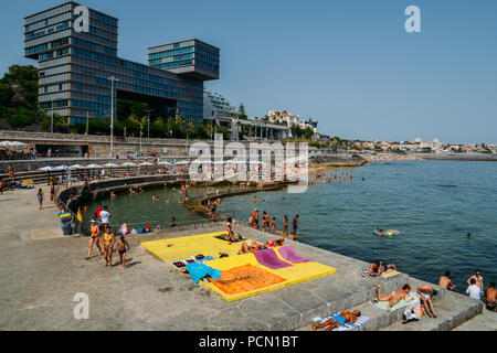Cascais, Portugal - August 3., 2018: Das Met Office sagte, dass der aktuelle 48C Datensatz auf dem Kontinent möglicherweise in Portugal und Spanien konnte gebrochen wie Blasenbildung heißer Luft" fegt aus Afrika. Sonnenanbeter in Cascais, Portugal Abkühlen am Strand Stockfoto