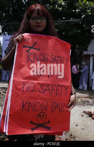 Dhaka, Bangladesch. 3 Aug, 2018. Eine Frau halten Plakat als Teil eines Protestes, sichere Straßen vor dem Nationalmuseum. Credit: MD Mehedi Hasan/ZUMA Draht/Alamy leben Nachrichten Stockfoto