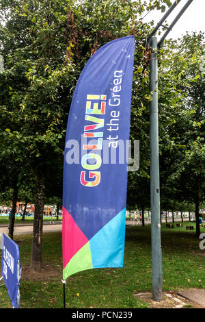 Glasgow Green, Glasgow, Schottland. 03. August 2018. Eine Feder Banner und ein Schild am Eingang des Live gehen! An der Grünen, Teil des Festivals 2018. Das Festival läuft parallel mit der Europäischen Meisterschaften; Glasgow 2018. Glasgow Green ist ein kostenloses Festival Veranstaltungsort mit vielen Attraktionen aus Give-it-a-go Sport, Musik und Kochvorführungen. Credit: Elizabeth Leyden/Alamy leben Nachrichten Stockfoto