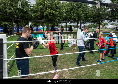 Glasgow Green, Glasgow, Schottland. 03. August 2018. Kinder, die versuchen, Boxen, einer der haben-ein-go Sport bei Go Live! An der Grünen, Teil des Festivals 2018. Tutoren, einschließlich Commonwealth Goldmedaillengewinner (2014) Charlie Flynn, sind an Hand zu trainieren und zu fördern. Fesitival 2018 läuft parallel mit der Europäischen Meisterschaften; Glasgow 2018. Glasgow Green ist ein kostenloses Festival Veranstaltungsort mit vielen Attraktionen aus Give-it-a-go Sport, Musik und Kochvorführungen. Credit: Elizabeth Leyden/Alamy leben Nachrichten Stockfoto