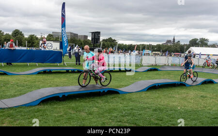 Glasgow Green, Glasgow, Schottland. 03. August 2018. Kinder mit einem BMX Schmeckerlernabschnitt, einer der Haben-ein-go Sport erhältlich bei Go Live zu versuchen! An der Grünen, Teil des Festivals 2018. Das Festival läuft parallel mit der Europäischen Meisterschaften; Glasgow 2018. Glasgow Green ist ein kostenloses Festival Veranstaltungsort mit vielen Attraktionen aus Give-it-a-go Sport, Musik und Kochvorführungen. Credit: Elizabeth Leyden/Alamy leben Nachrichten Stockfoto