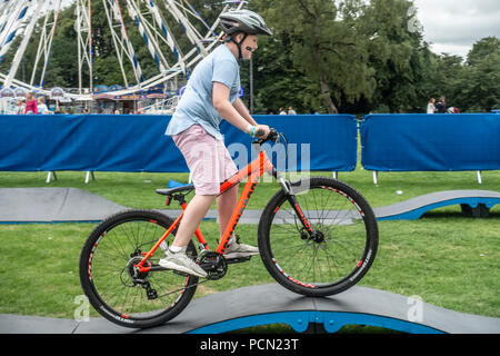 Glasgow Green, Glasgow, Schottland. 03. August 2018. Kind mit einem BMX Schmeckerlernabschnitt, einer der Haben-ein-go Sport erhältlich bei Go Live zu versuchen! An der Grünen, Teil des Festivals 2018. Das Festival läuft parallel mit der Europäischen Meisterschaften; Glasgow 2018. Glasgow Green ist ein kostenloses Festival Veranstaltungsort mit vielen Attraktionen aus Give-it-a-go Sport, Musik und Kochvorführungen. Credit: Elizabeth Leyden/Alamy leben Nachrichten Stockfoto