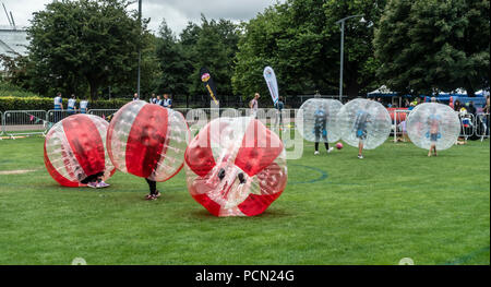 Glasgow Green, Glasgow, Schottland. 03. August 2018. Kinder spielen Fußball von innen Zorb Kugeln (aka Stoßfänger Kugeln), bei Go Live! An der Grünen, Teil des Festivals 2018. Das Festival läuft parallel mit der Europäischen Meisterschaften; Glasgow 2018. Glasgow Green ist ein kostenloses Festival Veranstaltungsort mit vielen Attraktionen aus Give-it-a-go Sport, Musik und Kochvorführungen. Credit: Elizabeth Leyden/Alamy leben Nachrichten Stockfoto