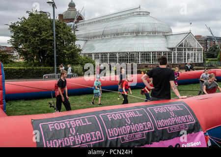 Glasgow Green, Glasgow, Schottland. 03. August 2018. Junge Kinder Übungen mit Widerstand Bänder, eine Tätigkeit, die durch Fußball gegen Homophobie Schottland an Go Live organisiert! An der Grünen, Teil des Festival 2018. Die Völker' Palace ist im Hintergrund. Das Festival läuft parallel mit der Europäischen Meisterschaften; Glasgow 2018. Glasgow Green ist ein kostenloses Festival Veranstaltungsort mit vielen Attraktionen aus Give-it-a-go Sport, Musik und Kochvorführungen. Credit: Elizabeth Leyden/Alamy leben Nachrichten Stockfoto