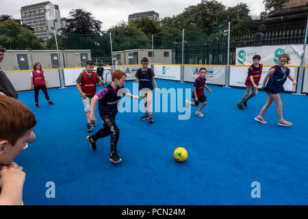 Glasgow Green, Glasgow, Schottland. 03. August 2018. Kinder, die versuchen, Fußball auf haben - a - Go Sport Session von Glasgow Sport an Go Live organisiert! An der Grünen, Teil des Festivals 2018. Das Festival läuft parallel mit der Europäischen Meisterschaften; Glasgow 2018. Glasgow Green ist ein kostenloses Festival Veranstaltungsort mit vielen Attraktionen aus Give-it-a-go Sport, Musik und Kochvorführungen. Credit: Elizabeth Leyden/Alamy leben Nachrichten Stockfoto