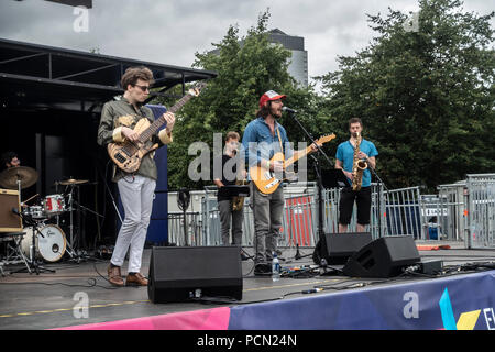 Glasgow Green, Glasgow, Schottland. 03. August 2018. Tom McGuire und der Brassholes, performning auf der Hauptbühne bei Go Live! An der Grünen, Teil des Festivals 2018. Das Festival läuft parallel mit der Europäischen Meisterschaften; Glasgow 2018. Glasgow Green ist ein kostenloses Festival Veranstaltungsort mit vielen Attraktionen aus Give-it-a-go Sport, Musik und Kochvorführungen. Credit: Elizabeth Leyden/Alamy leben Nachrichten Stockfoto