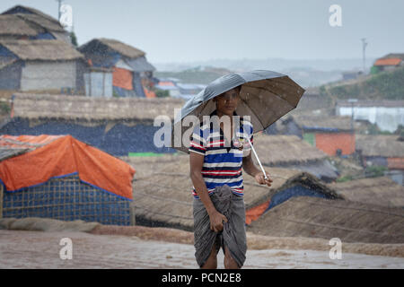 Teknaf, Bangladesch, 2. Aug 2018. Ein Junge Spaziergang im Regen bei Balukhali Rohingya Flüchtlingslager in Teknaf, Cox's Bazar. Credit: KM Asad/ZUMA Draht/Alamy leben Nachrichten Stockfoto