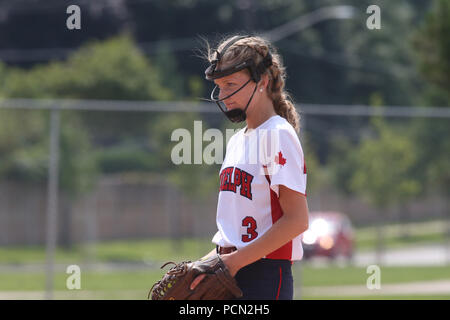 London, Ontario, Kanada. Aug 3 2018, Alle 3500 Athleten und 800 Freiwillige bereit waren, die 35 Grad humidex am Tag 1 der 2018 Ontario Sommer Spiele Battle. Mädchen U 16 Softball gespielt bei Stronach Community Center, Brampton beats Guelph, Lukas Durda/Alamy leben Nachrichten Stockfoto