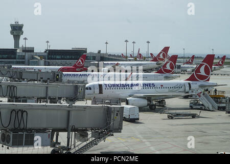 Istanbul, Türkei. 21 Mär, 2018. Turkish Airlines Flotte wie in Istanbul gesehen,. vom Flughafen Atatürk. Turkish Airlines ist eine Fluggesellschaft, Mitglied der Star Alliance, mit 328 Flugzeug Flotte und 220 Flugzeugbestellungen. Istanbul ist/LTBA Flughafen wird in Kürze durch einen neuen Mega Airport ersetzt werden. Credit: Nicolas Economou/SOPA Images/ZUMA Draht/Alamy leben Nachrichten Stockfoto