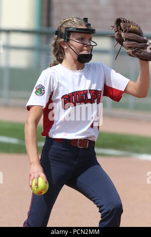 London, Ontario, Kanada. Aug 3 2018, Alle 3500 Athleten und 800 Freiwillige bereit waren, die 35 Grad humidex am Tag 1 der 2018 Ontario Sommer Spiele Battle. Mädchen U 16 Softball bei Stronach Community Center gespielt, Brampton beats Guelph Stockfoto