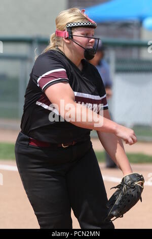 London, Ontario, Kanada. Aug 3 2018, Alle 3500 Athleten und 800 Freiwillige bereit waren, die 35 Grad humidex am Tag 1 der 2018 Ontario Sommer Spiele Battle. Mädchen U 16 Softball bei Stronach Community Center gespielt, Brampton beats Guelph Stockfoto