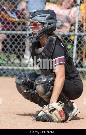 London, Ontario, Kanada. Aug 3 2018, Alle 3500 Athleten und 800 Freiwillige bereit waren, die 35 Grad humidex am Tag 1 der 2018 Ontario Sommer Spiele Battle. Mädchen U 16 Softball bei Stronach Community Center gespielt, Brampton beats Guelph Stockfoto