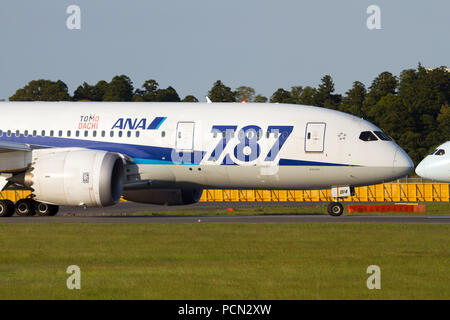 Tokio, Japan. 5 Mai, 2017. Ein All Nippon Airways (ANA) Boeing 787-8 Dream Liner mit einem Tomo Dachi Aufkleber Schlange am Flughafen Tokio Narita. Credit: Fabrizio Gandolfo/SOPA Images/ZUMA Draht/Alamy leben Nachrichten Stockfoto