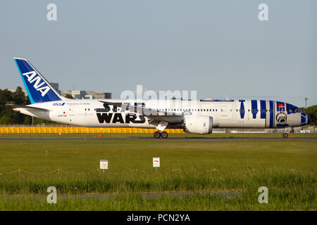 Tokio, Japan. 5 Mai, 2017. Nippon Airways (ANA) Boeing 787-900 Dream Liner feiern Star Wars Saga (RD D2 Zeichen) bereit zum Abflug aus Tokyo Narita Flughafen. Credit: Fabrizio Gandolfo/SOPA Images/ZUMA Draht/Alamy leben Nachrichten Stockfoto