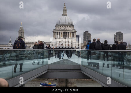 London, Großbritannien. 20 Feb, 2018. Die Menschen sind mit der Brücke gesehen. London Millennium Fußgängerbrücke, eine stählerne Hängebrücke für Fußgänger Themse in London, England, UK. Die Brücke ist als "Spitznamen "Woobly Braut'' führen die wiegenden Effekt. Die Brücke wurde im Juni 2000 eröffnet. Von der einen Seite der Brücke ist die St Paul's Kathedrale und von der anderen Seite der Tate Modern Museum. Credit: Nicolas Economou/SOPA Images/ZUMA Draht/Alamy leben Nachrichten Stockfoto