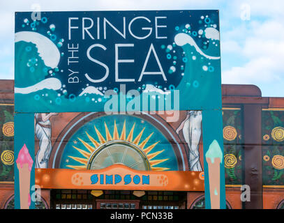 North Berwick, Schottland, Großbritannien. August 2018. Der Eingang zu Fringe by the Sea im Hafen von Nord-Berwick, der heute geöffnet ist. Die Shows finden an Veranstaltungsorten in der Stadt statt, wobei zwei Spiegelzelte von Simpson & Marwick Immobilienmaklern gesponsert und nach ihnen benannt werden Stockfoto