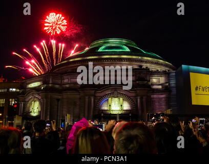 Edinburgh, Großbritannien. 3. Aug 2018. Aberdeen Standard Investitionen Sponsoren das Edinburgh International Festival 2018 Eröffnung fünf Telegramme mit einer Masse in Festival Square. Feiern Schottlands Jahr der jungen Menschen und auf das hundertjährige Jubiläum des Ende des Großen Krieges reflektieren mit beauftragt, Musik von Anna Meredith und digitale Projektion auf die Usher Hall von 59 Produktionen, die im Freien Fall wird durch Telegramme von jungen Soldaten im Jahr 1918 gesendet. Feuerwerk vom Edinburgh Tattoo vor der Veranstaltung Stockfoto