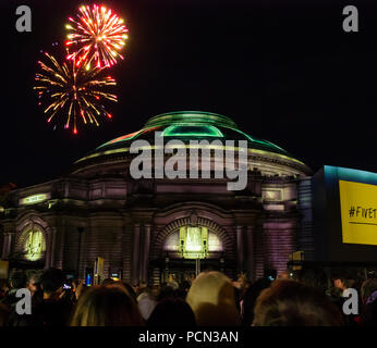 Edinburgh, Großbritannien. 3. Aug 2018. Aberdeen Standard Investitionen Sponsoren das Edinburgh International Festival 2018 Eröffnung fünf Telegramme mit einer Masse in Festival Square. Feiern Schottlands Jahr der jungen Menschen und auf das hundertjährige Jubiläum des Ende des Großen Krieges reflektieren mit beauftragt, Musik von Anna Meredith und digitale Projektion auf die Usher Hall von 59 Produktionen, die im Freien Fall wird durch Telegramme von jungen Soldaten im Jahr 1918 gesendet. Feuerwerk vom Edinburgh Tattoo vor der Veranstaltung Stockfoto