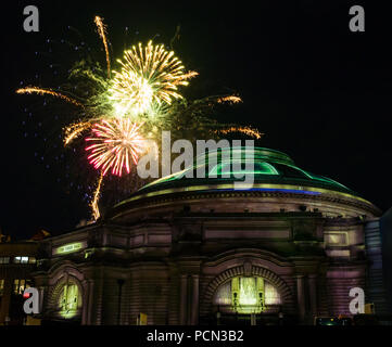 Edinburgh, Großbritannien. 3. Aug 2018. Aberdeen Standard Investitionen Sponsoren das Edinburgh International Festival 2018 Eröffnung fünf Telegramme mit einer Masse in Festival Square. Feiern Schottlands Jahr der jungen Menschen und auf das hundertjährige Jubiläum des Ende des Großen Krieges reflektieren mit beauftragt, Musik von Anna Meredith und digitale Projektion auf die Usher Hall von 59 Produktionen, die im Freien Fall wird durch Telegramme von jungen Soldaten im Jahr 1918 gesendet. Feuerwerk vom Edinburgh Tattoo vor der Veranstaltung Stockfoto