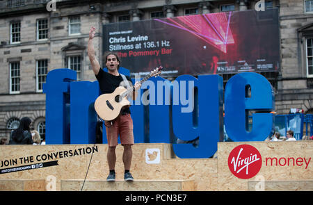 Edinburgh, Großbritannien. 3 Aug, 2018. Eine australische spielt Gitarre am Eröffnungstag der Edinburgh Festival Fringe 2018 in Edinburgh, Schottland, Großbritannien auf August 3, 2018. Credit: Han Yan/Xinhua/Alamy leben Nachrichten Stockfoto