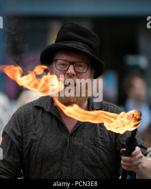 Edinburgh, Großbritannien. 3 Aug, 2018. Ein Mann führt am Eröffnungstag der Edinburgh Festival Fringe 2018 in Edinburgh, Schottland, Großbritannien auf August 3, 2018. Credit: Han Yan/Xinhua/Alamy leben Nachrichten Stockfoto