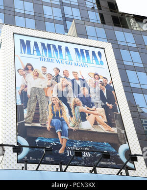 New York, NY, USA. 3 Aug, 2018. Times Square billboard Förderung der Abba Musical Mamma Mia: Hier gehen wir wieder 'on August 3, 2018 in New York City. Quelle: Walter Mc Bride/Medien Punch/Alamy leben Nachrichten Stockfoto