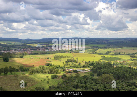 Schöne Berge am Horizont - Minas Gerais - São Paulo - Santo Antonio da Alegria/Brasilien Stockfoto