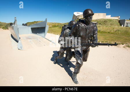 Ein Denkmal für amerikanische Soldaten und Higgins Boat Landing Craft am Utah Beach D-Day Museum, Normandie, Frankreich. Stockfoto