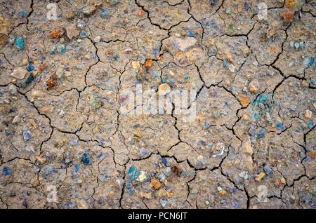 Trocken und rissig Schlamm mit bunten Steine als Hintergrund Stockfoto