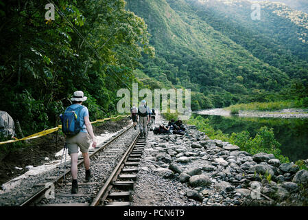 Touristen entlang der Gleise von hidroelectrica nach Aguas Calientes, Peru. Die 2,5 Stunden zu Fuß (12 km) ist voll von erstaunlichen Landschaft. Jun 2018 Stockfoto