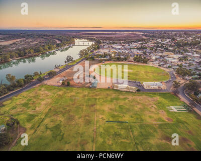 Luftbild des Murray River durch die Stadt Berri in der Nähe von Sport fließende Oval in der Abenddämmerung. Riverland Region South Australia Stockfoto