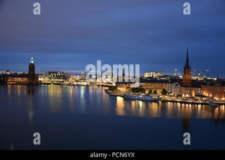 Blick auf die Stadt von Stockholm aus Monteliusvagen Hill bei Nacht Stockfoto