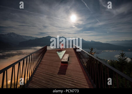 Interlaken City bei Nacht vom Harder Kulm View Point, Interlaken, Schweiz Stockfoto