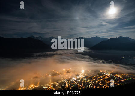 Interlaken City bei Nacht vom Harder Kulm View Point, Interlaken, Schweiz Stockfoto