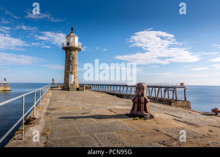 Whitby Leuchtturm und historischen Hafen Eingang im Sommer - North Yorkshire, England Stockfoto