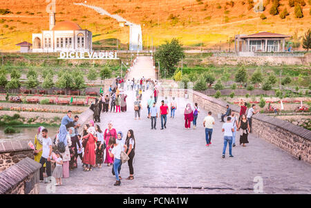 Unbekannter Menschen gehen über zehn eyed Brücke, eine beliebte Sehenswürdigkeit im Zentrum von Diyarbakir, Türkei. vom 16. Juli 2018 Stockfoto
