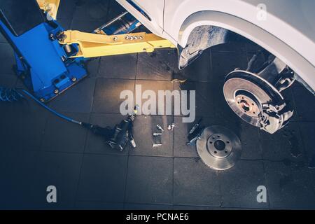 Fahrzeug Bremsscheiben und Bremsbeläge austauschen. Auto auf den Aufzug in der Auto Service. Stockfoto
