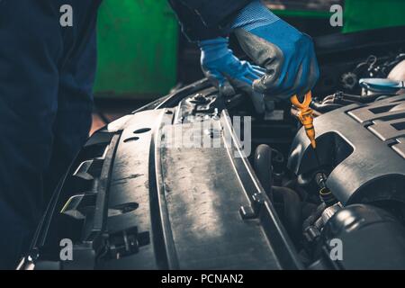 Fahrzeug Überprüfen Sie den Ölstand im Auto Service. Stockfoto