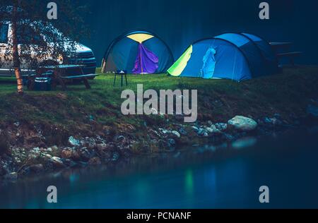 Waterfront Zelt Campingplatz. Norwegischen Nächte. Skandinavische Reisen. Stockfoto