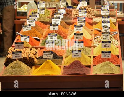 Ägyptischen Gewürzbasar Geschäfte und Zähler in Istanbul Stockfoto