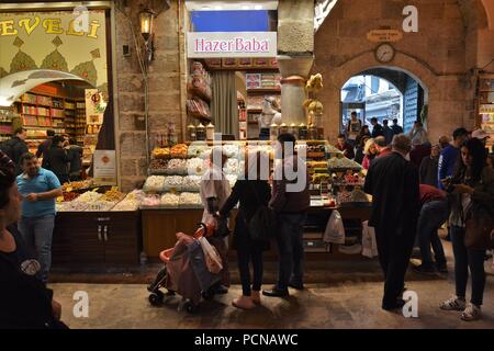 Ägyptischen Gewürzbasar Geschäfte und Zähler in Istanbul Stockfoto