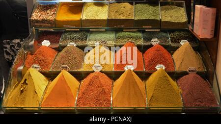 Ägyptischen Gewürzbasar Geschäfte und Zähler in Istanbul Stockfoto