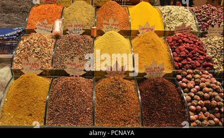 Ägyptischen Gewürzbasar Geschäfte und Zähler in Istanbul Stockfoto