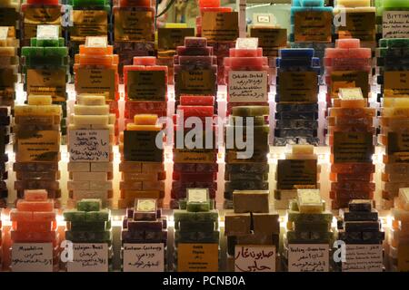 Ägyptischen Gewürzbasar Geschäfte und Zähler in Istanbul Stockfoto