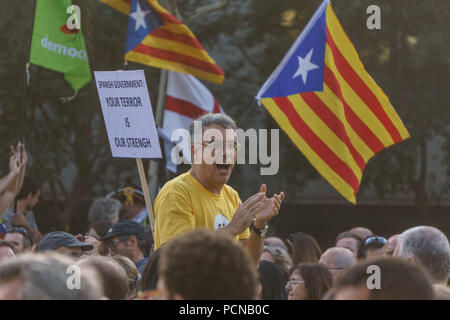 Barcelona, Katalonien, Spanien, 10. Oktober 2017: Menschen auf Rally Unterstützung für die Unabhängigkeit Kataloniens in Passeig Lluís Companys. Stockfoto